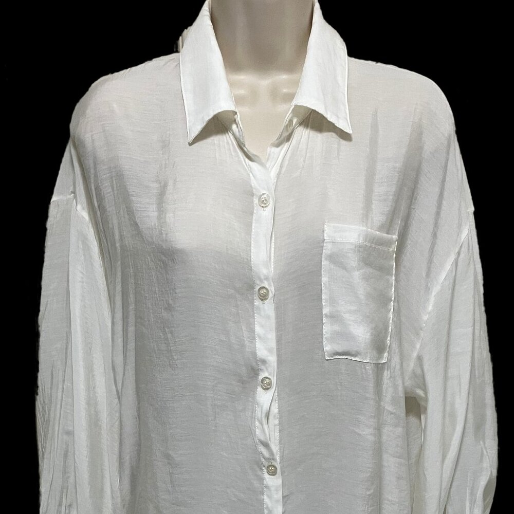 EUC non-hedge Women's Oversized Button Down Blouse Size: Medium